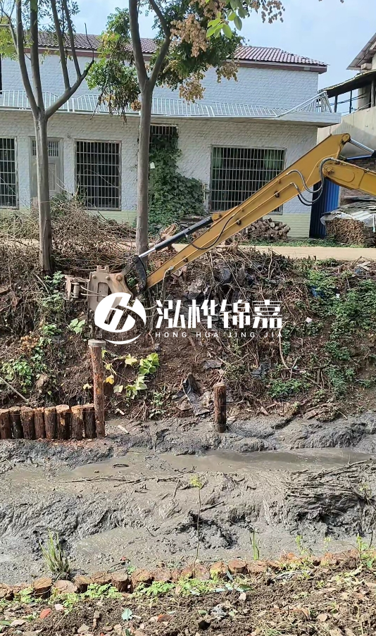 三明挖機(jī)打木樁專業(yè)施工-河道邊打木樁如何防止木樁傾斜？